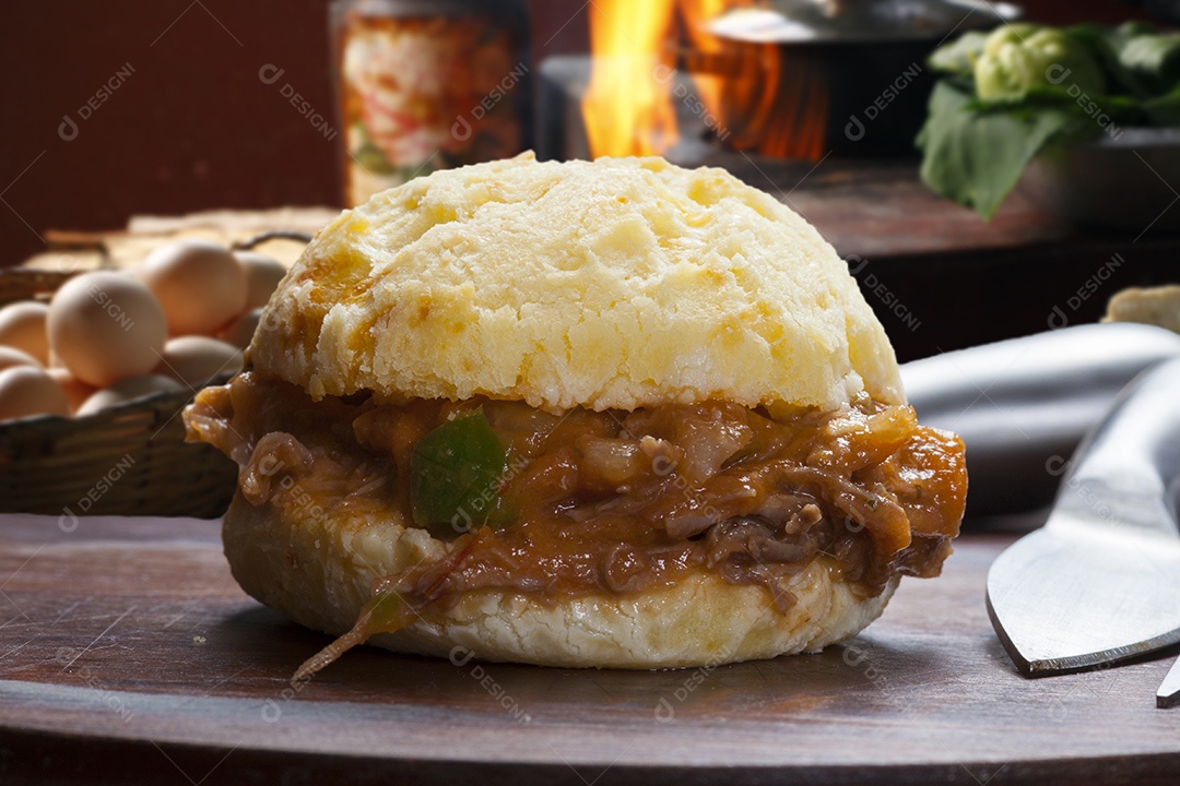 Pão de queijo recheado com carne