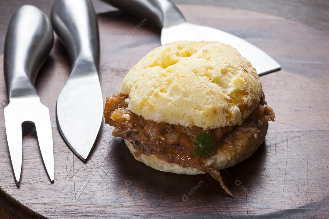 Pão de queijo recheado com carne