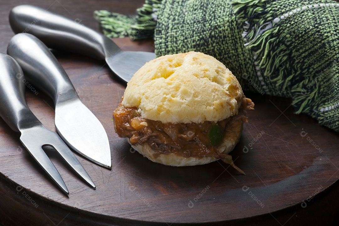 Pão de queijo recheado com carne