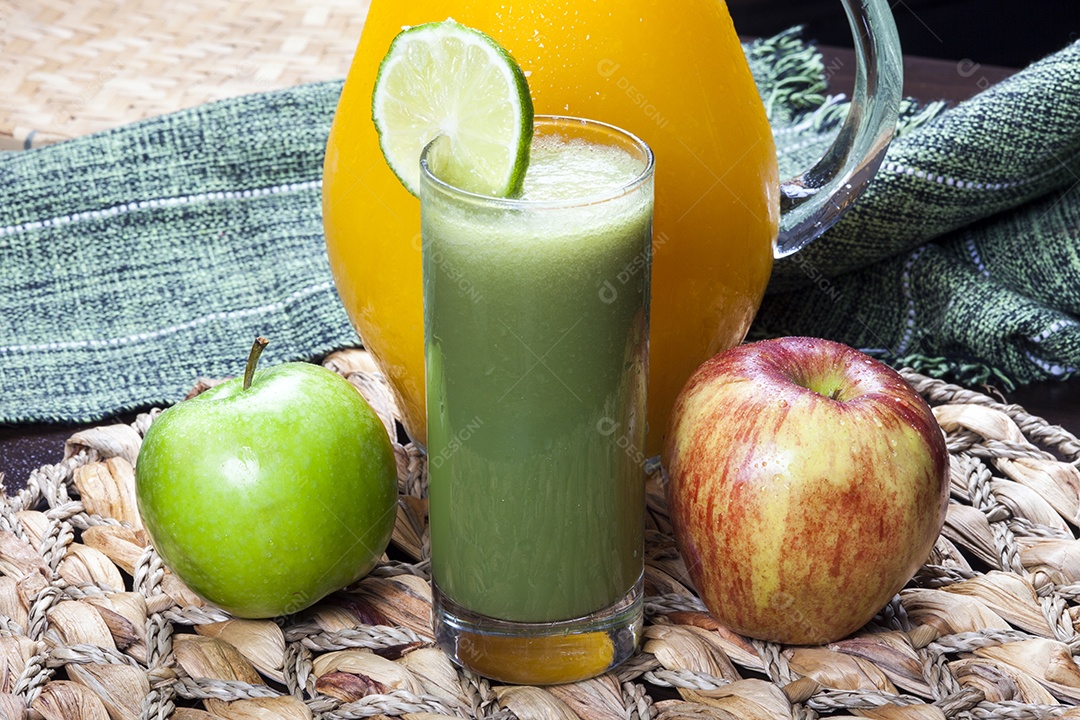 Copos de sucos maçã hortelã