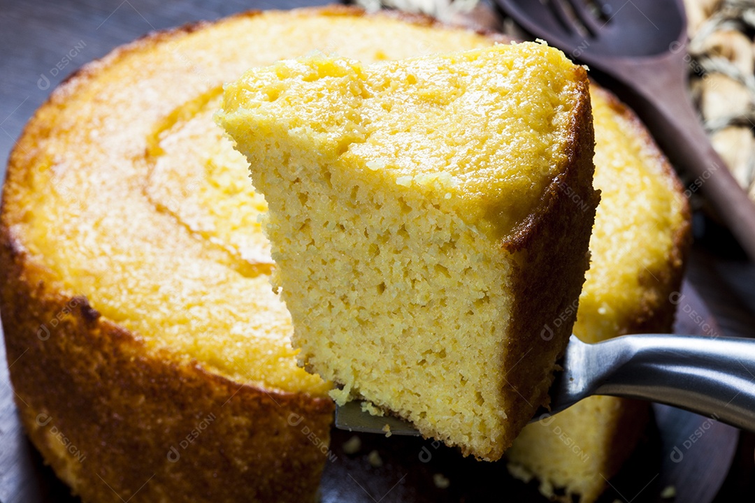 Fatia de bolo de milho caseiro