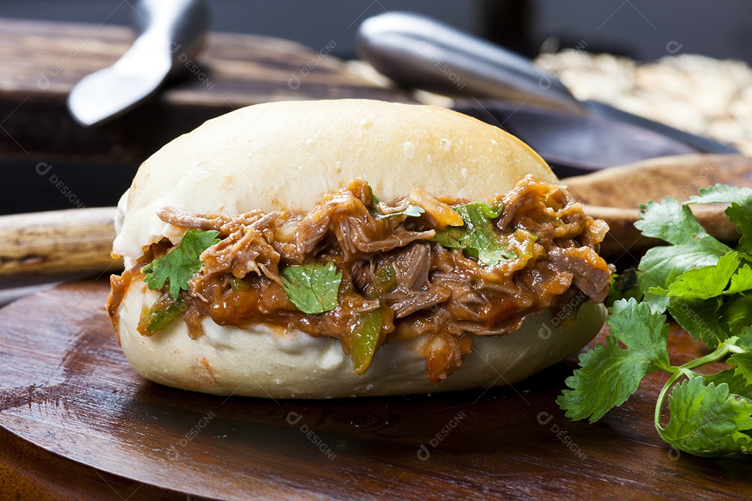 Pão francês com carne desfiada e folhas