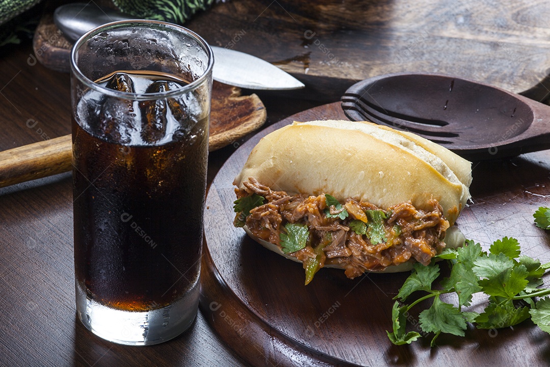 Pão com carne e folhas copo de refrigerante ao lado