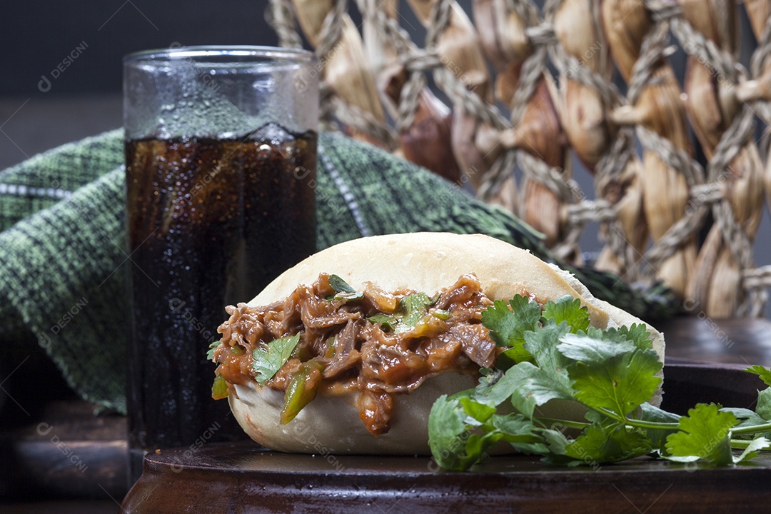 Pão francês com carne folhas e refrigerante