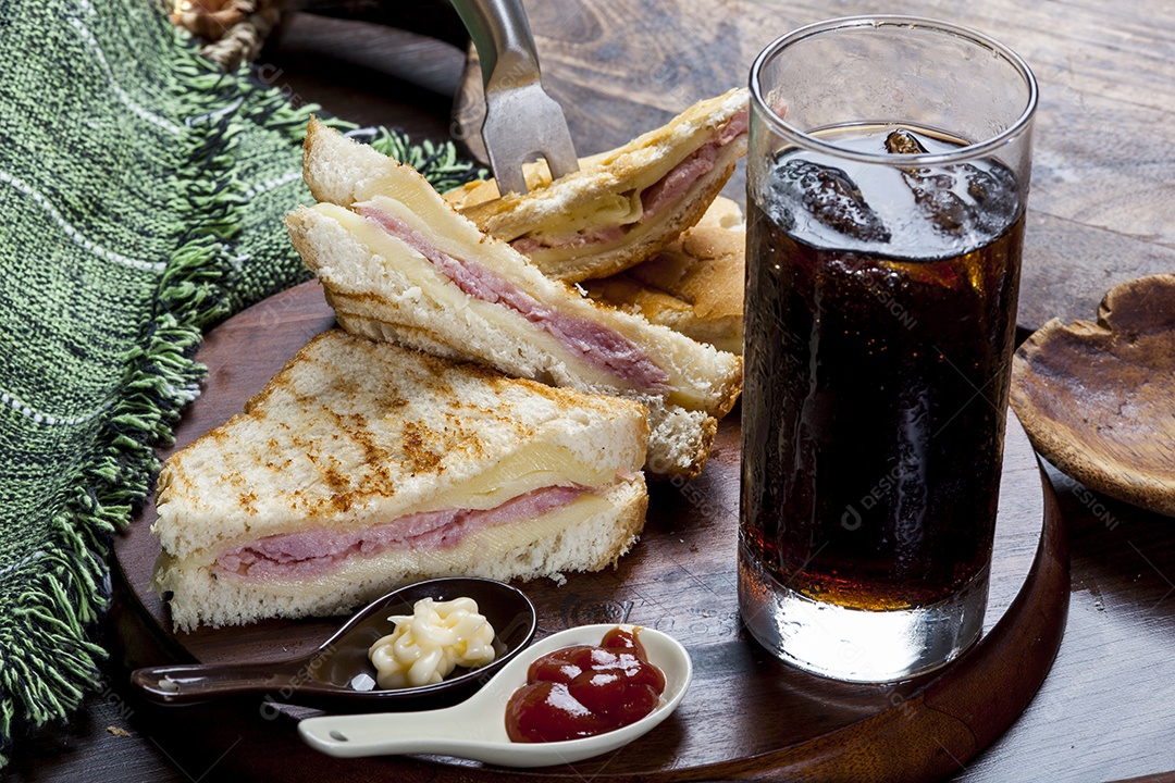 Sanduiche misto quente com refrigerante