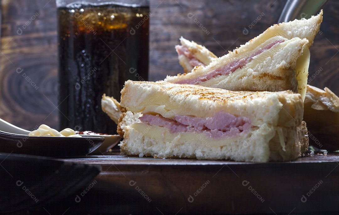 Sanduiche misto quente com refrigerante