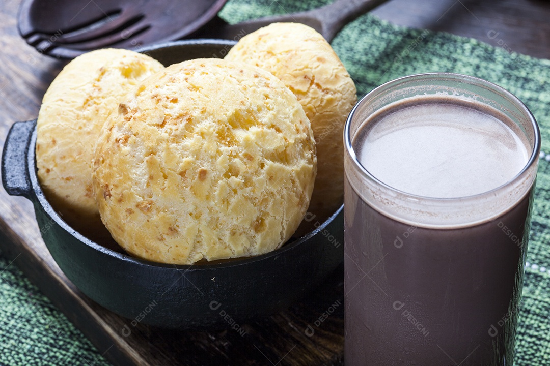 Pão de queijo com chocolate quente