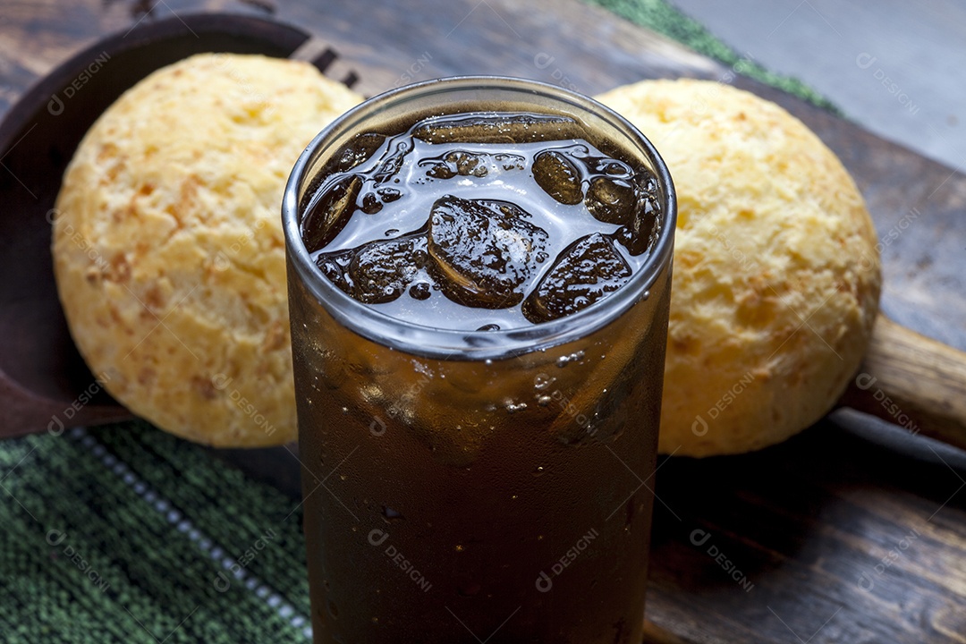 Pão de queijo com coca cola