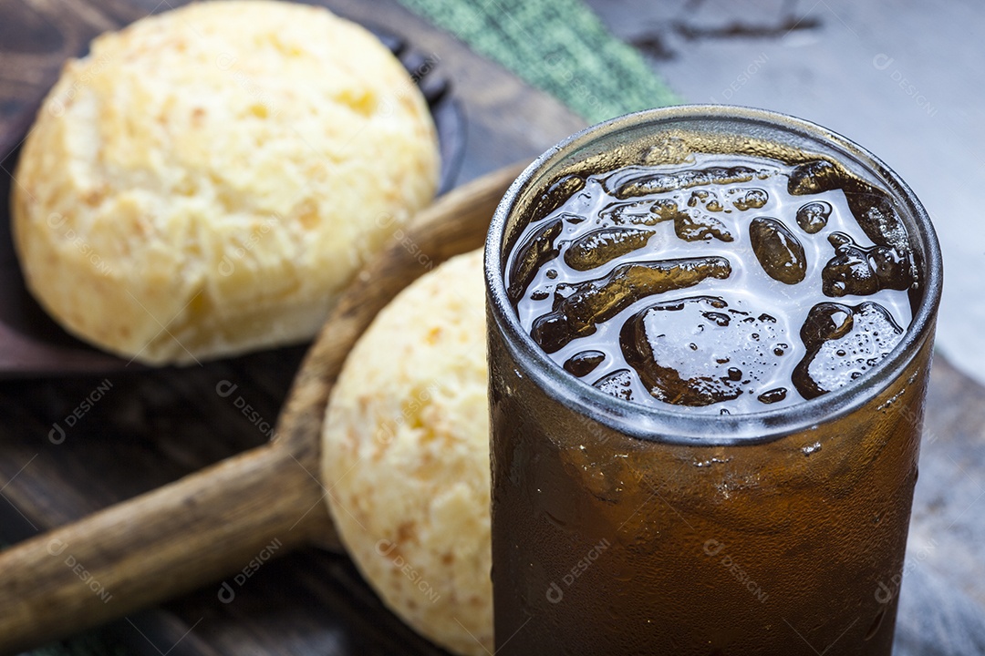 Lanche pão de queijo com refrigerante de coca cola