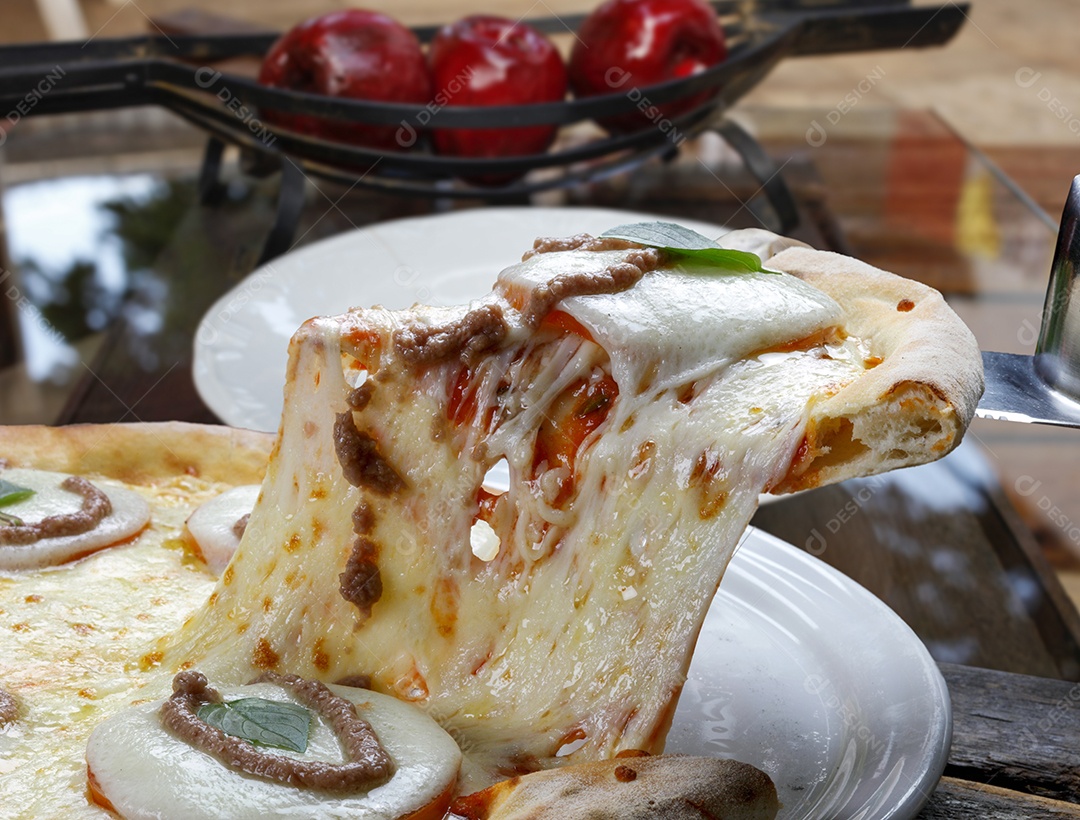 Pizza de queijo com tomate