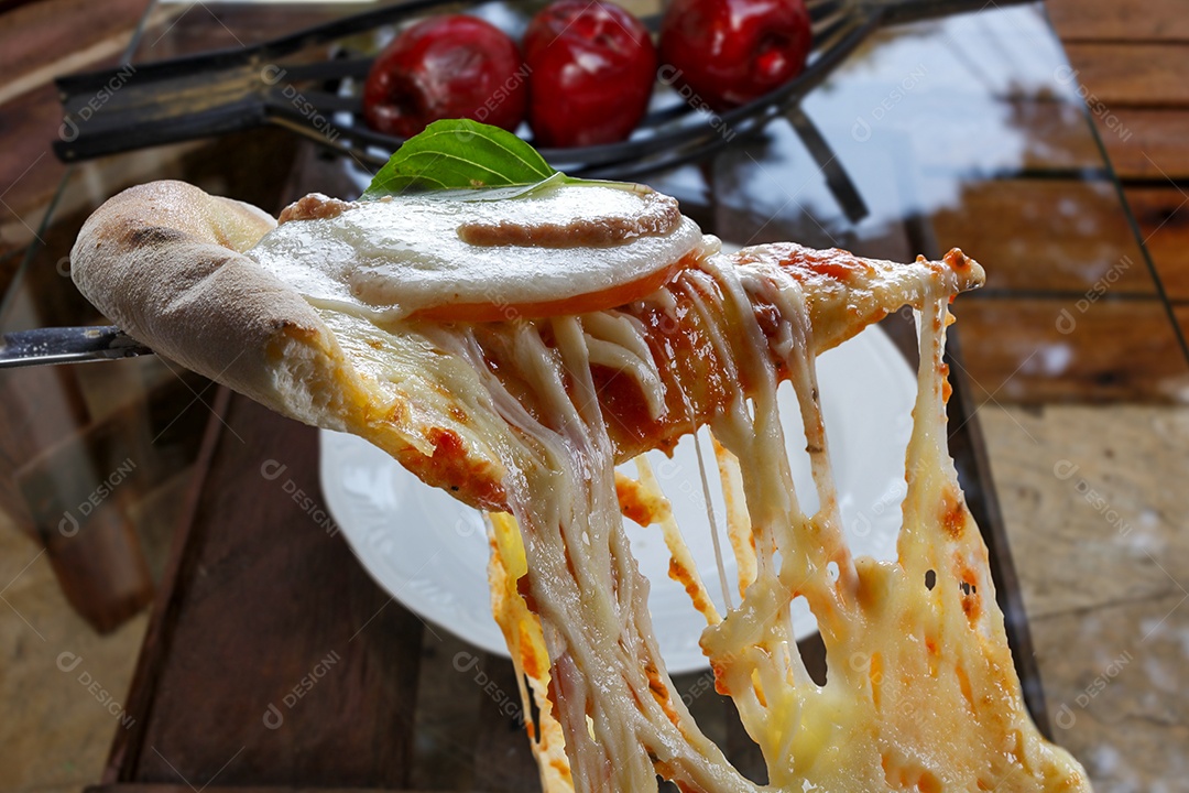 Pizza de queijo com tomate