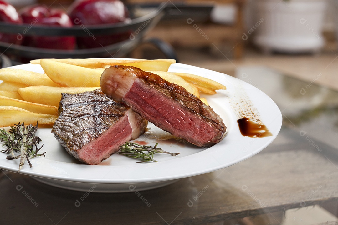 Carne com batatas fritas delicioso