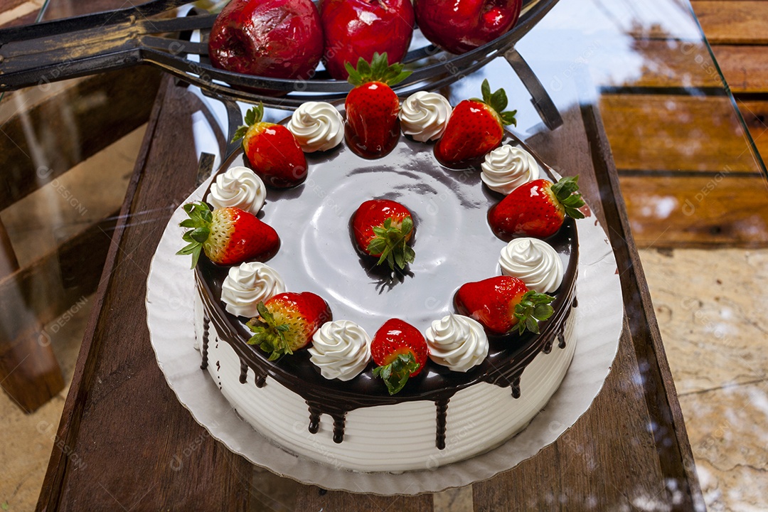 Bolo de morango com chocolate