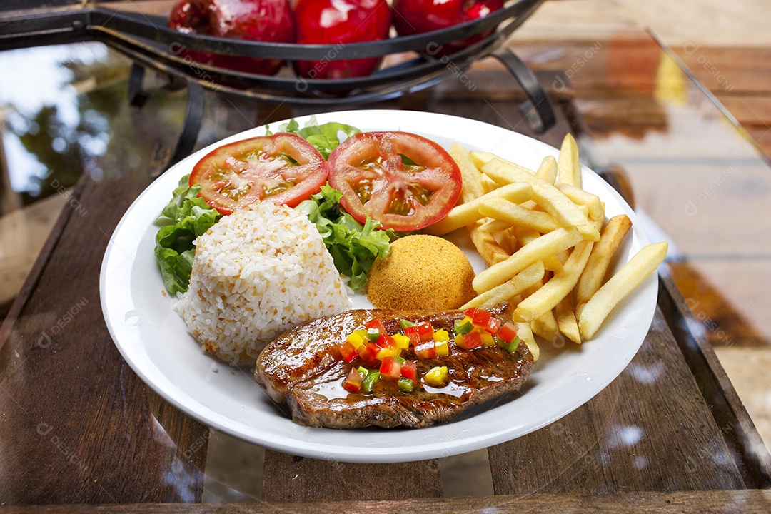 Arroz com salada farofa batata carne