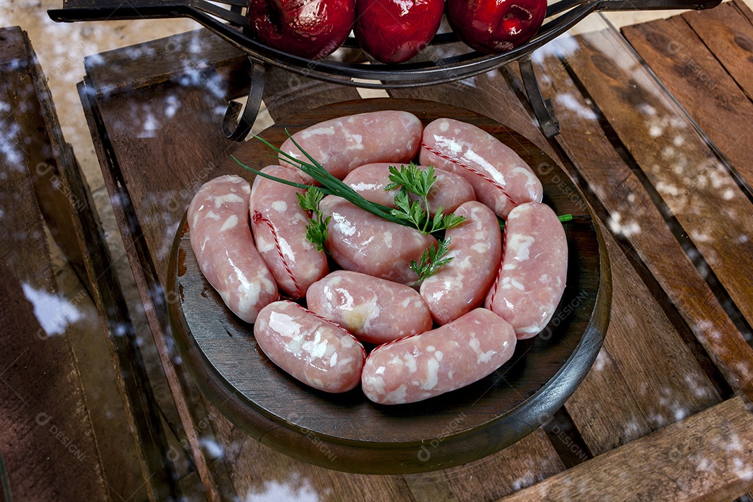 Linguiça  artesanal sobre tabua