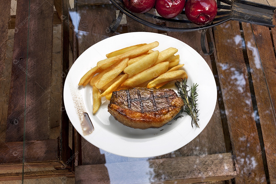 Carne picanha com batatas fritas