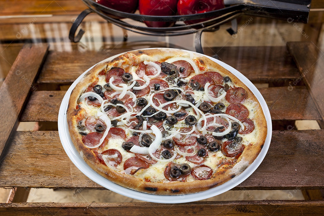 Pizza de calabresa com azeitona acebolada