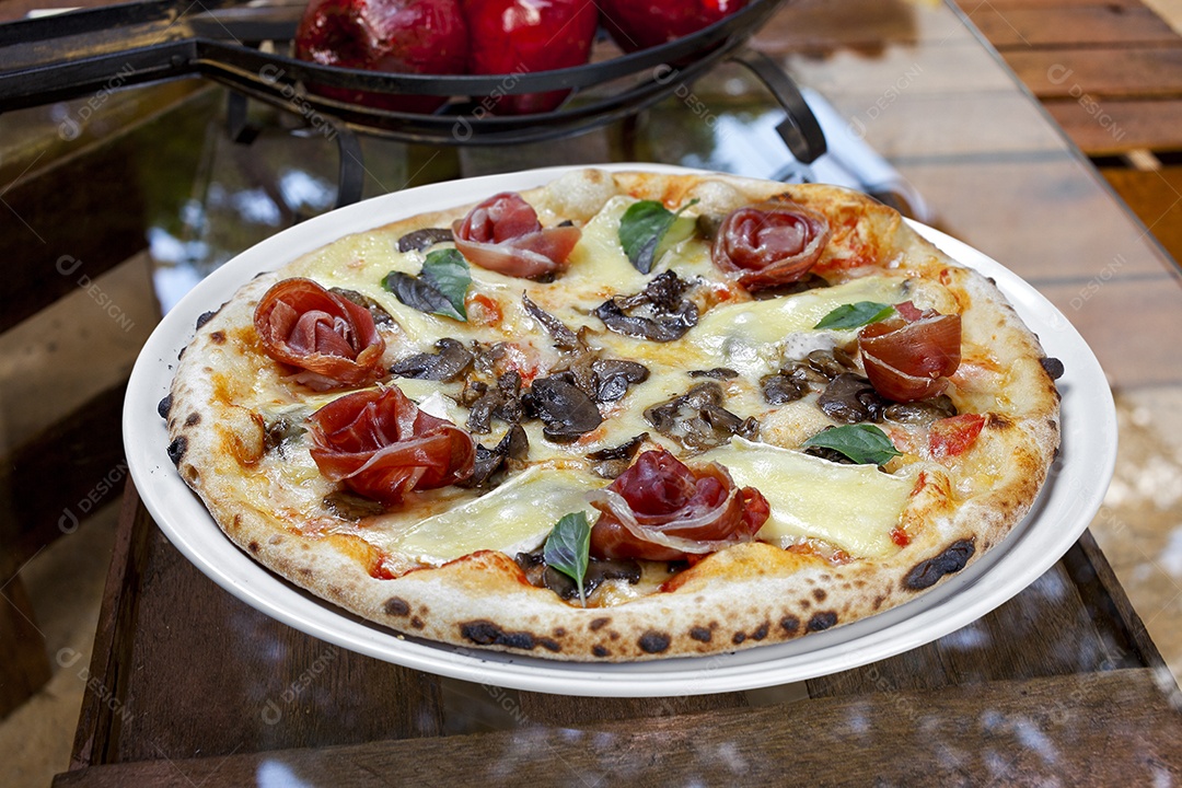 Pizza de presunto parma assada no forno a lenha