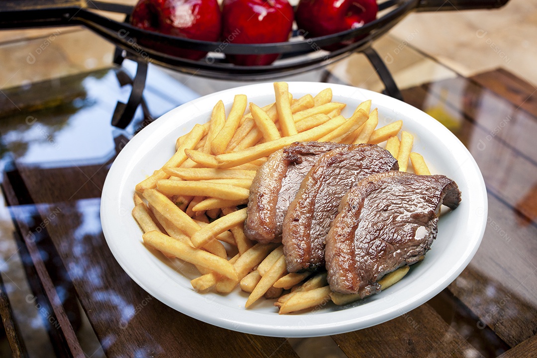 Bifes de picanha com batatas fritas