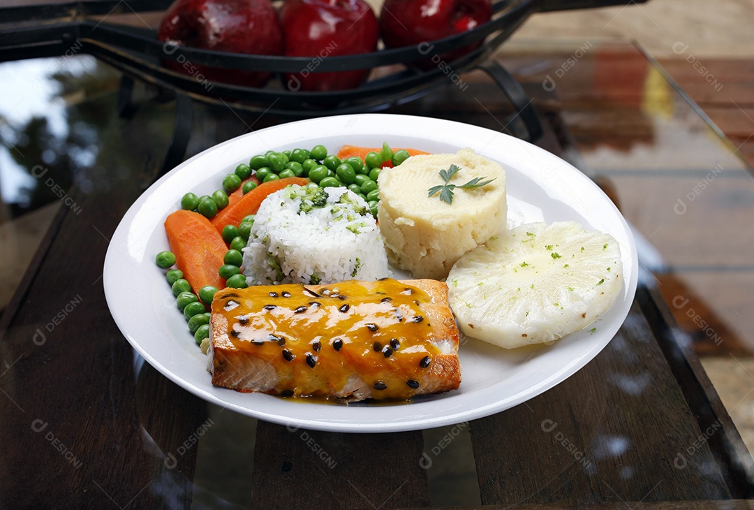 Filé de salmão com arroz e salada