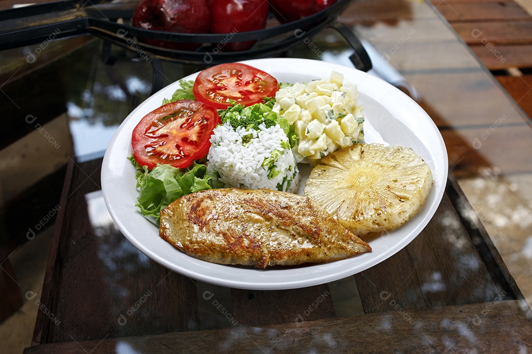 Salada arroz purê abacaxi e carne