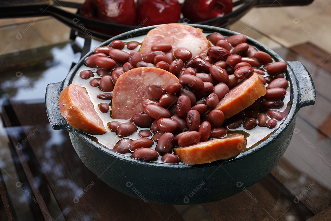 Feijão calabresa na panela