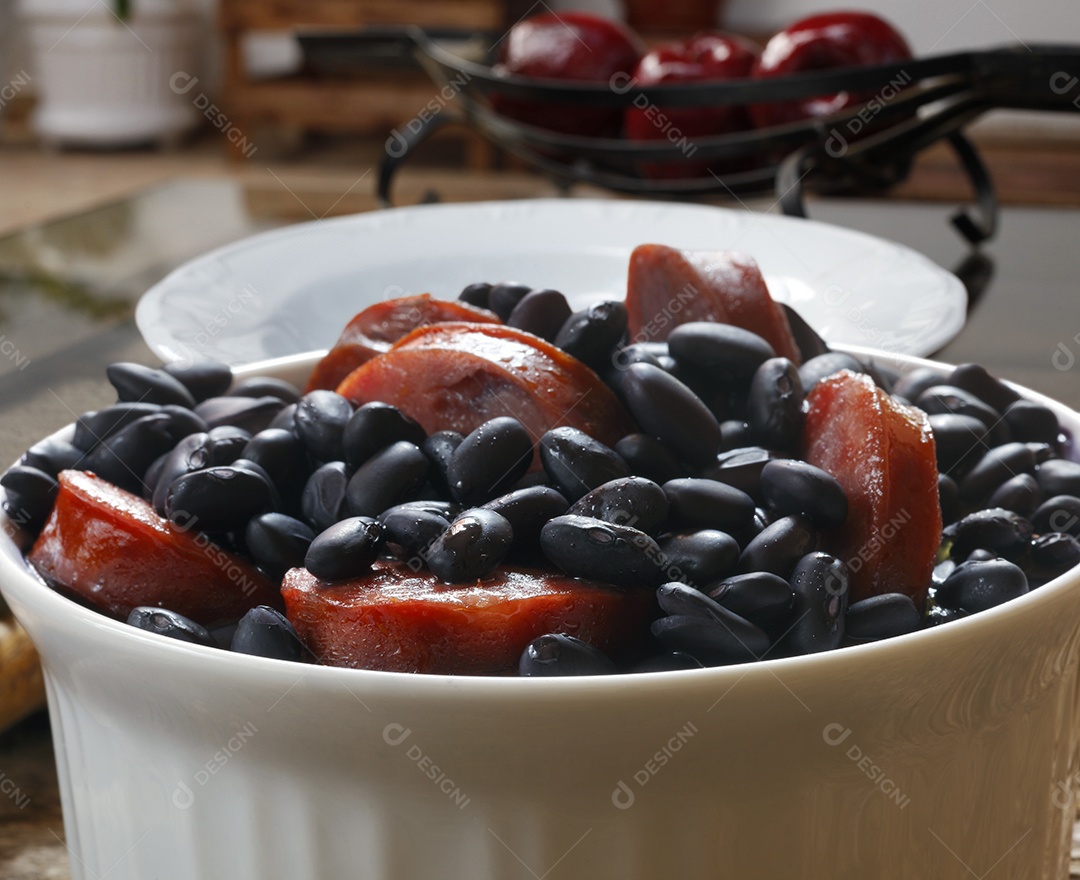 Feijão preto com calabresa