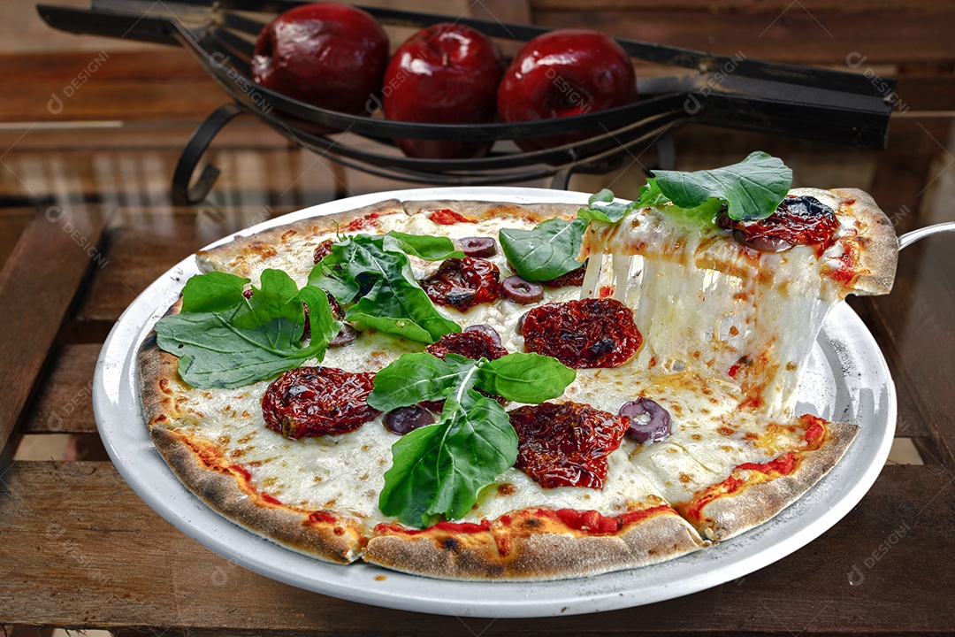 Pizza de queijo com tomate