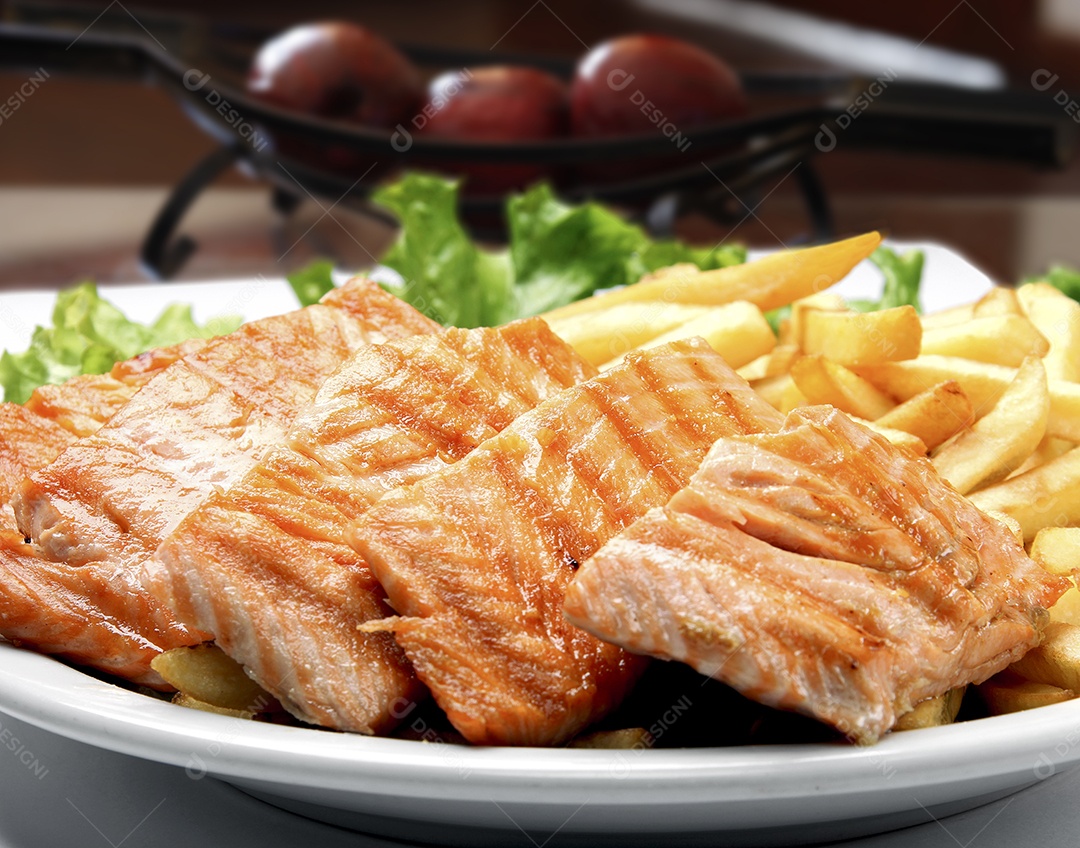 Salmão grelhado com batatas frita