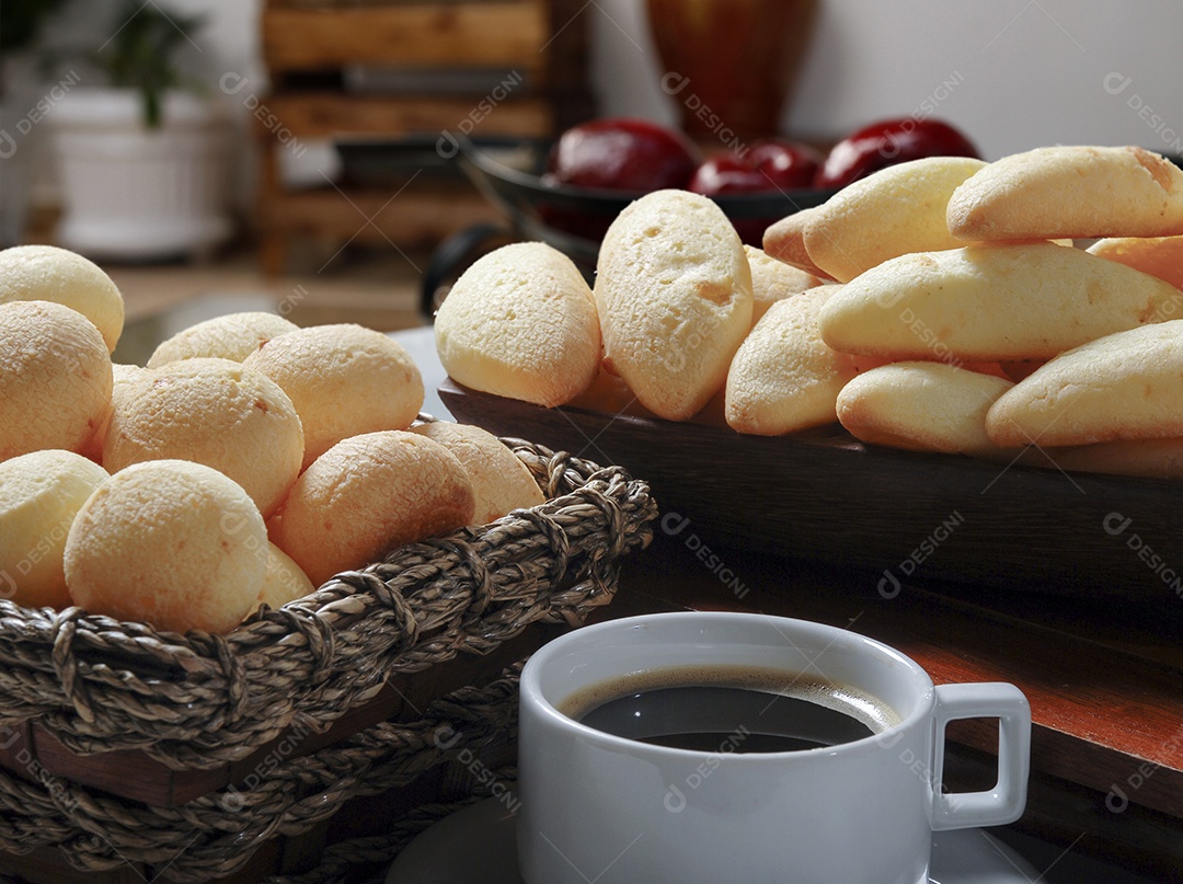 Pão de queijo tradicional com café