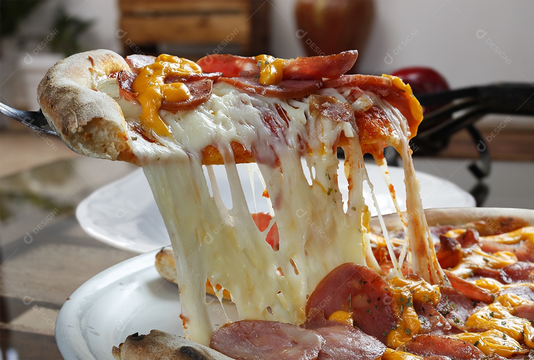 Fatia de pizza de calabresa