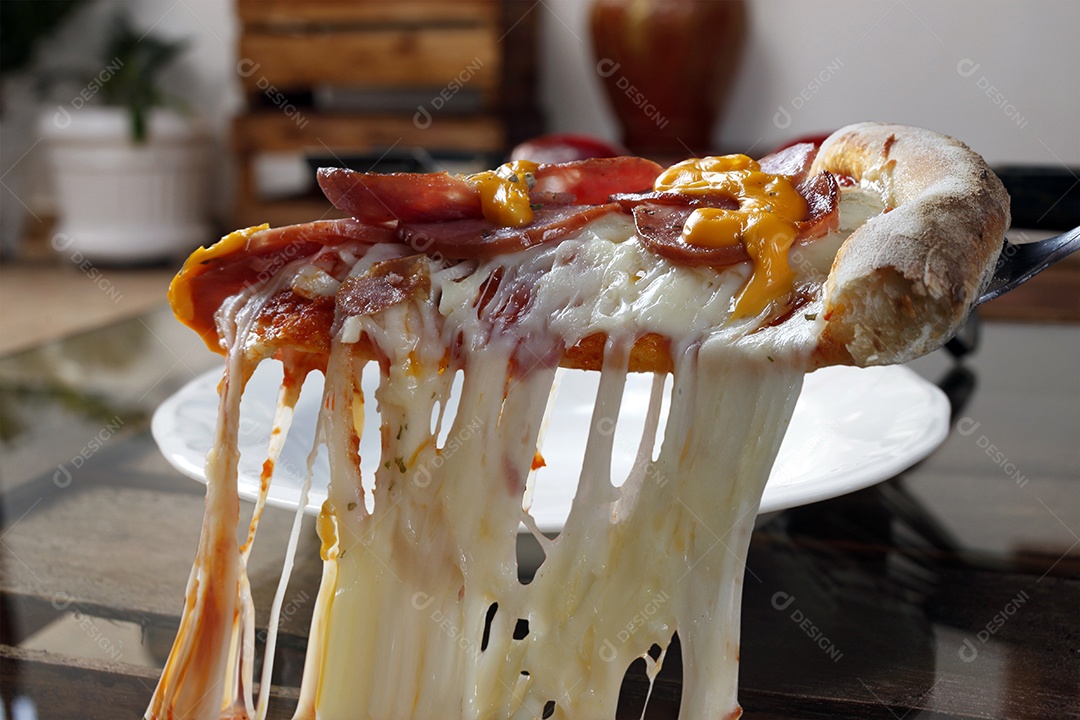 Pizza de queijo com calabresa