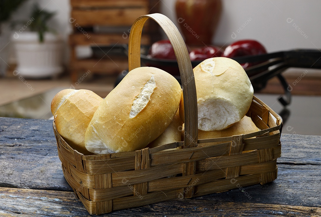 Pão francês na cesta