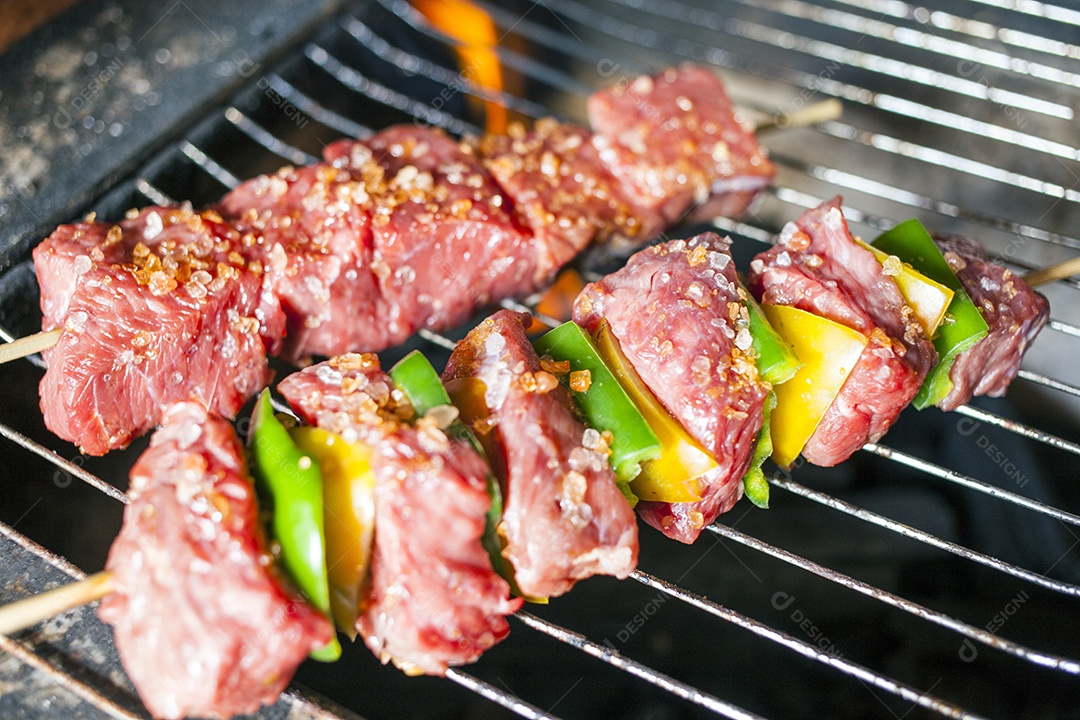 Carne e verduras mistura perfeita de espetinho gourmet