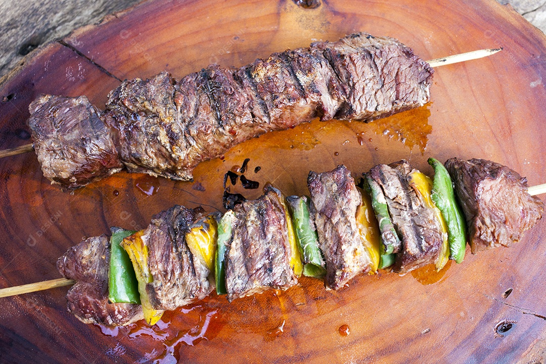 Espetinhos de carne com verduras