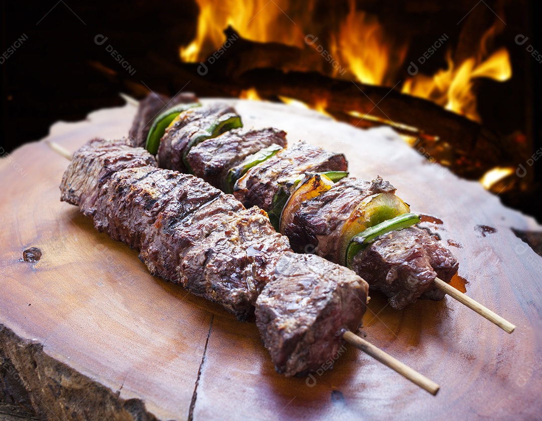 Espetinho de carne gourmet com verduras