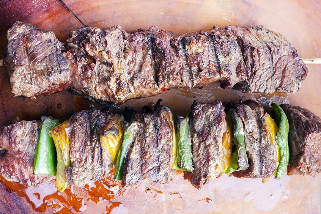 Carne e verduras mistura perfeita de espetinho gourmet
