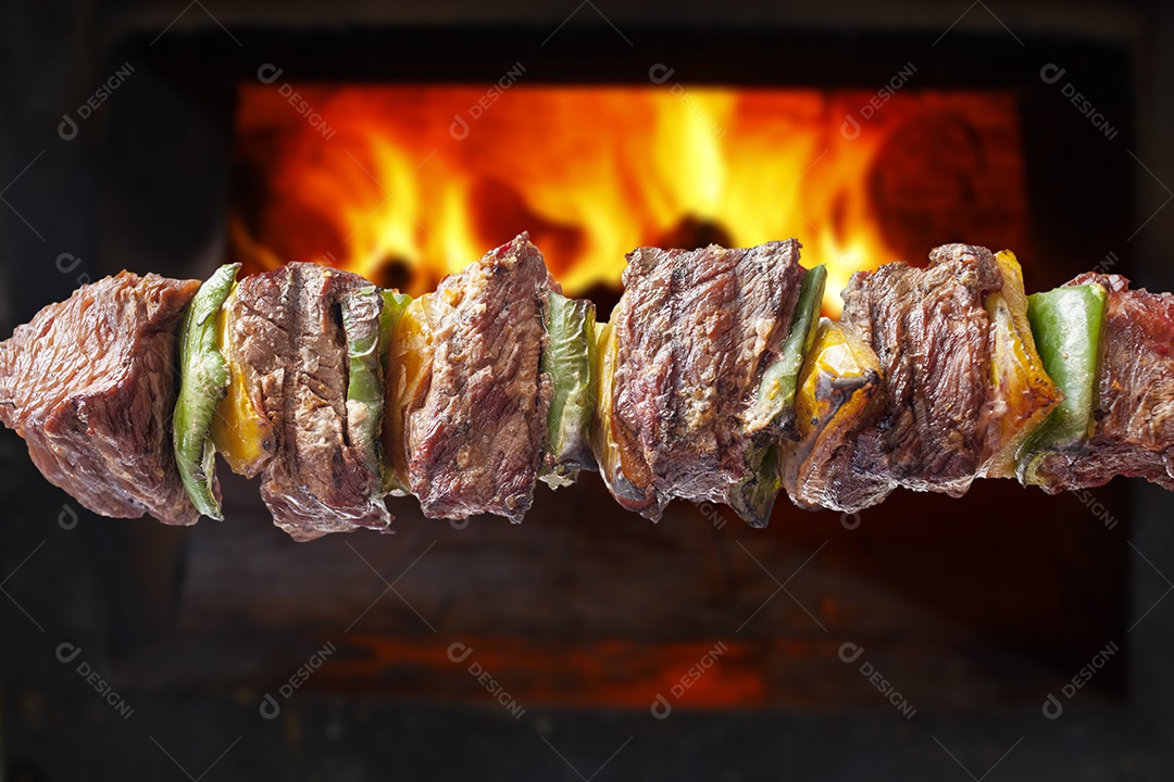 Espetinho de carne com verdura