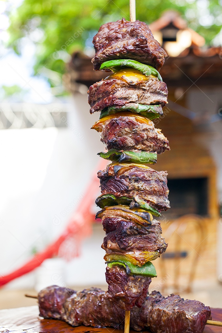 Espetinhos de carne com verduras