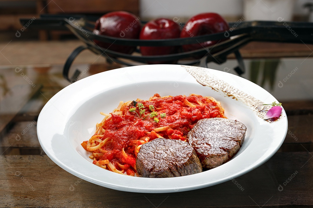 Carne com macarrão e molho delicioso