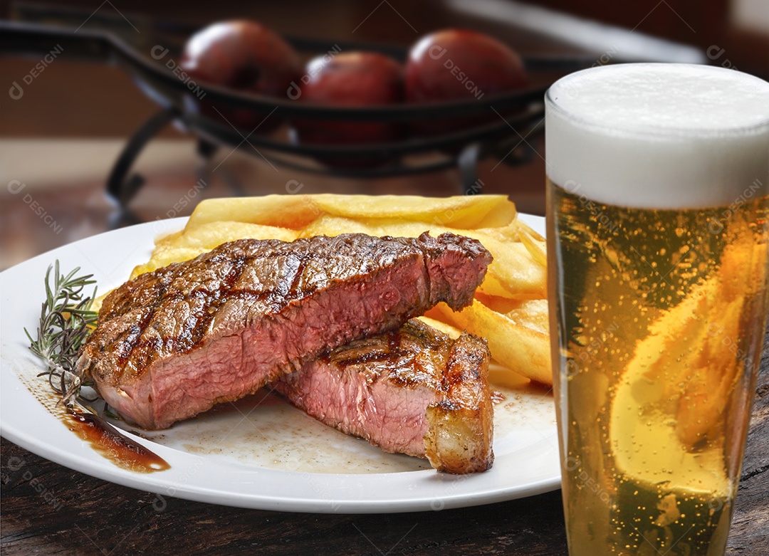 Picanha em fatia com batatas fritas e copo de cervejas