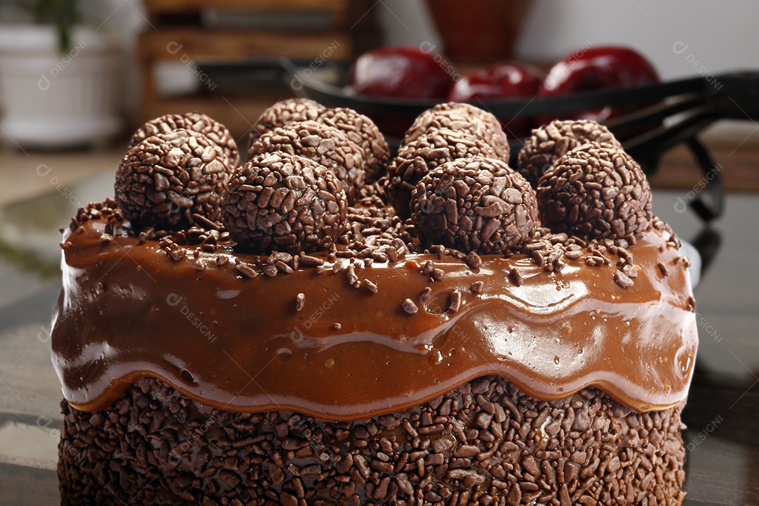 Bolo de chocolate com brigadeiros