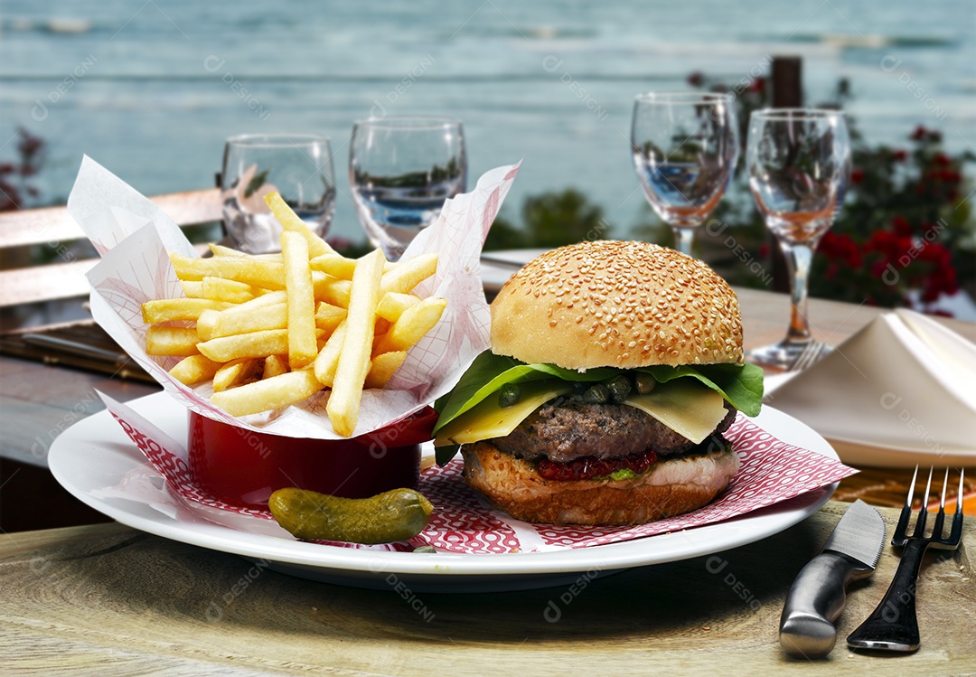 Hamburguer com fritas e picles