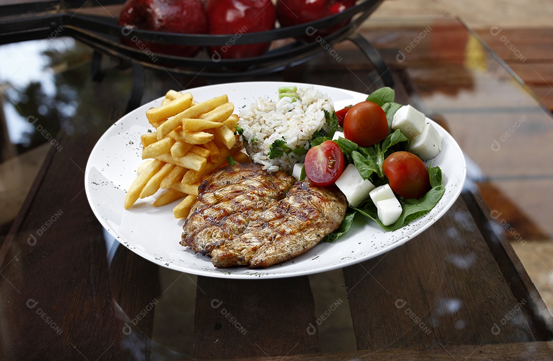 Batatas carne salada e arroz comida brasileira deliciosa