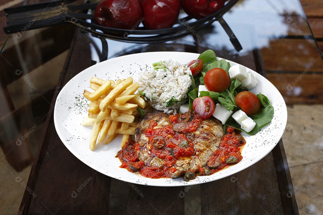 Prato com deliciosa comida batatas carne ao molho salada e arroz