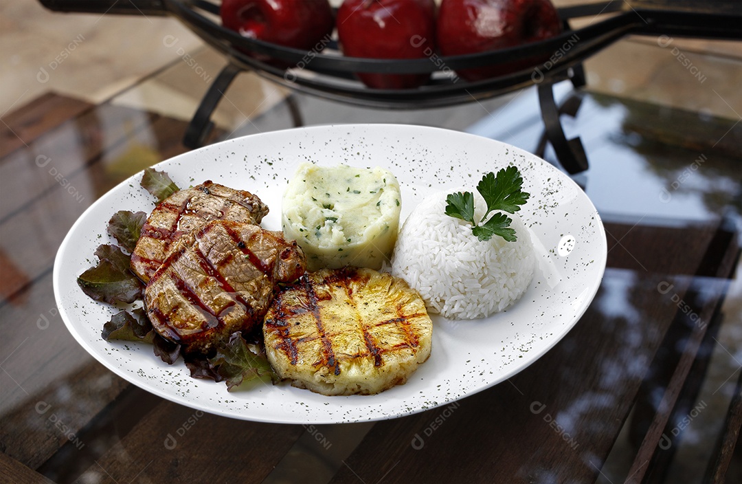 Carne grelhada purê arroz e abacaxi