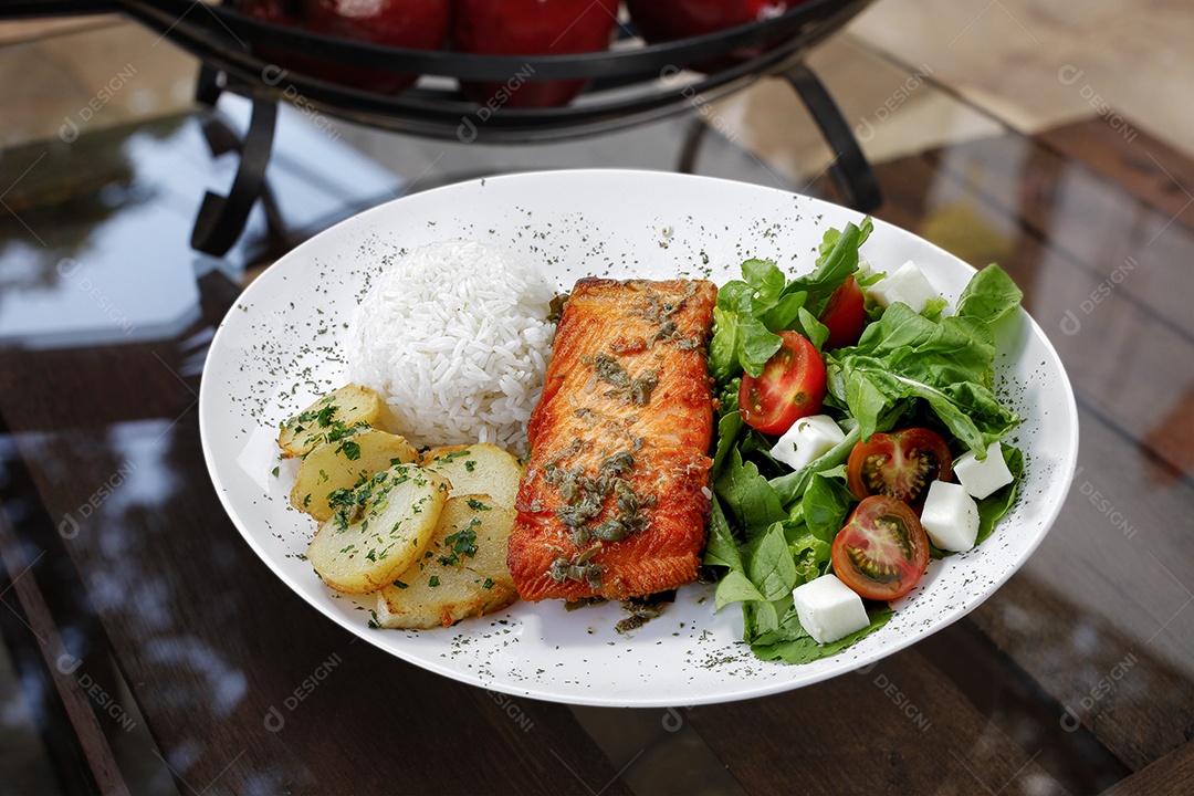 Salmão grelhado com batata arros alface e tomate