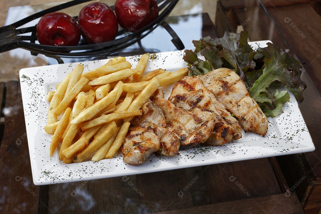 Frangos frito em tiras com batatas deliciosa