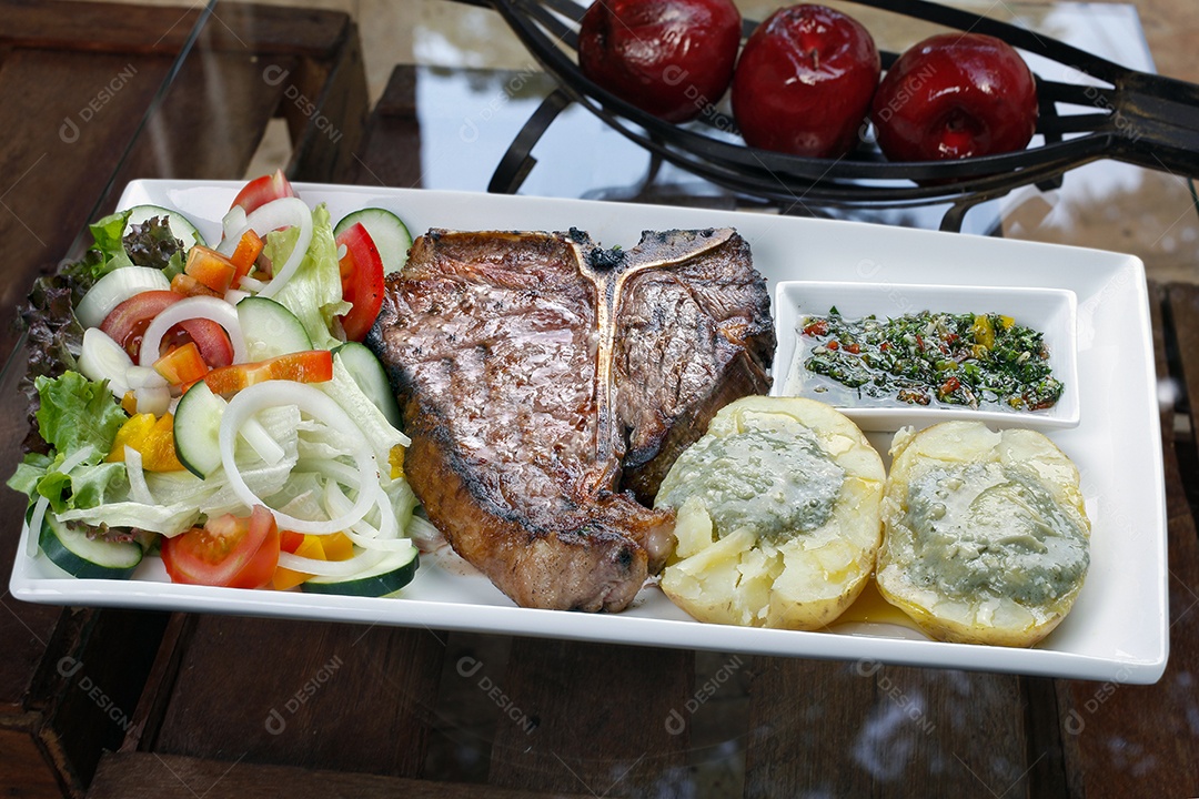 T bone com salada molho