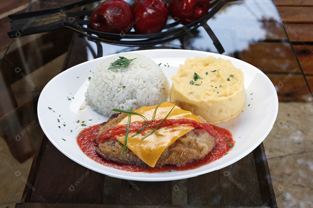 Arroz purê de batata carne com queijo refeição